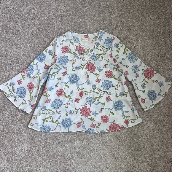 Altar'd State Tops - Altar’d State Women’s Cream and Pink Floral Bell Sleeve Blouse Size Small